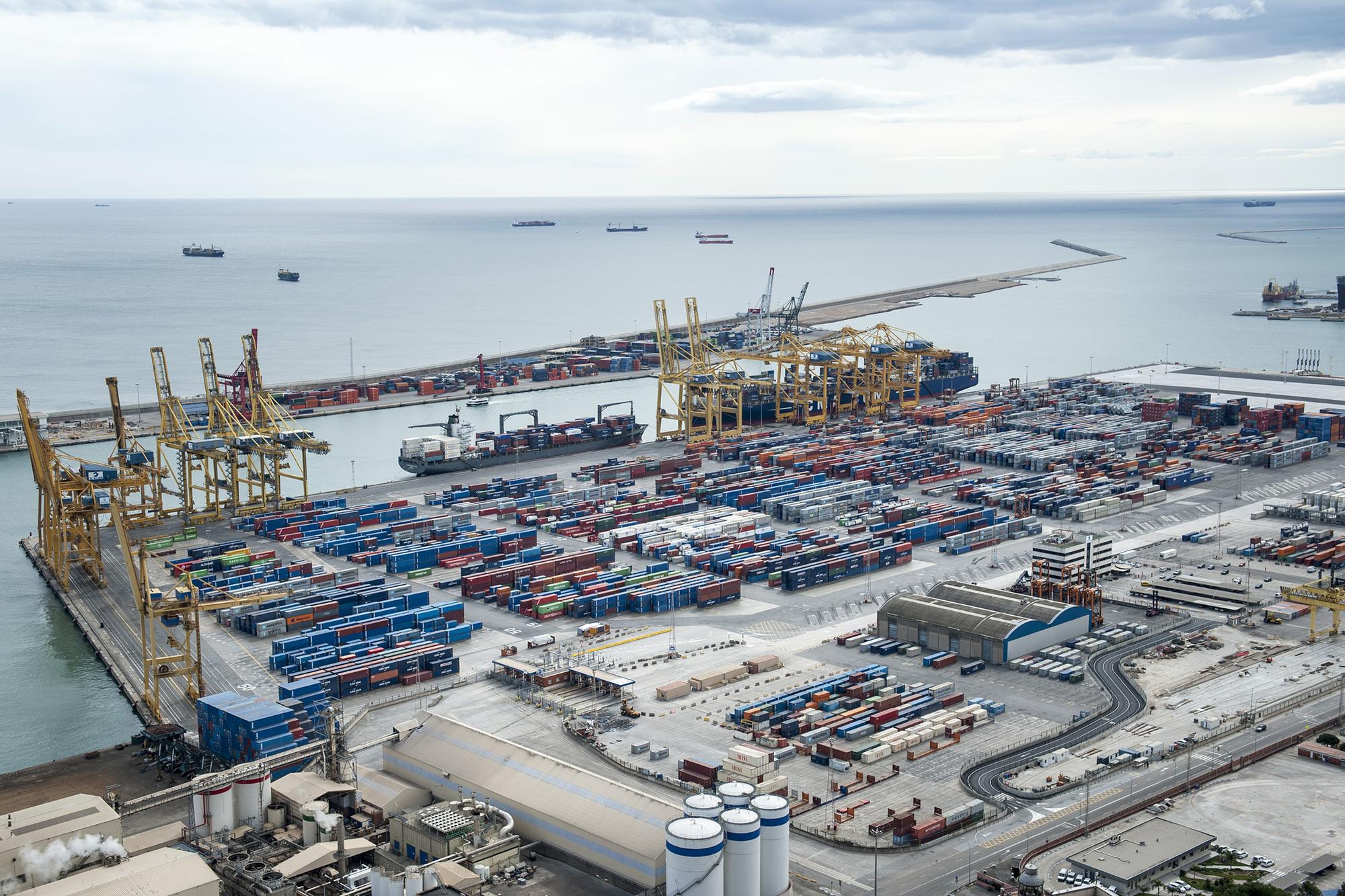 Puerto de Barcelona contenedores